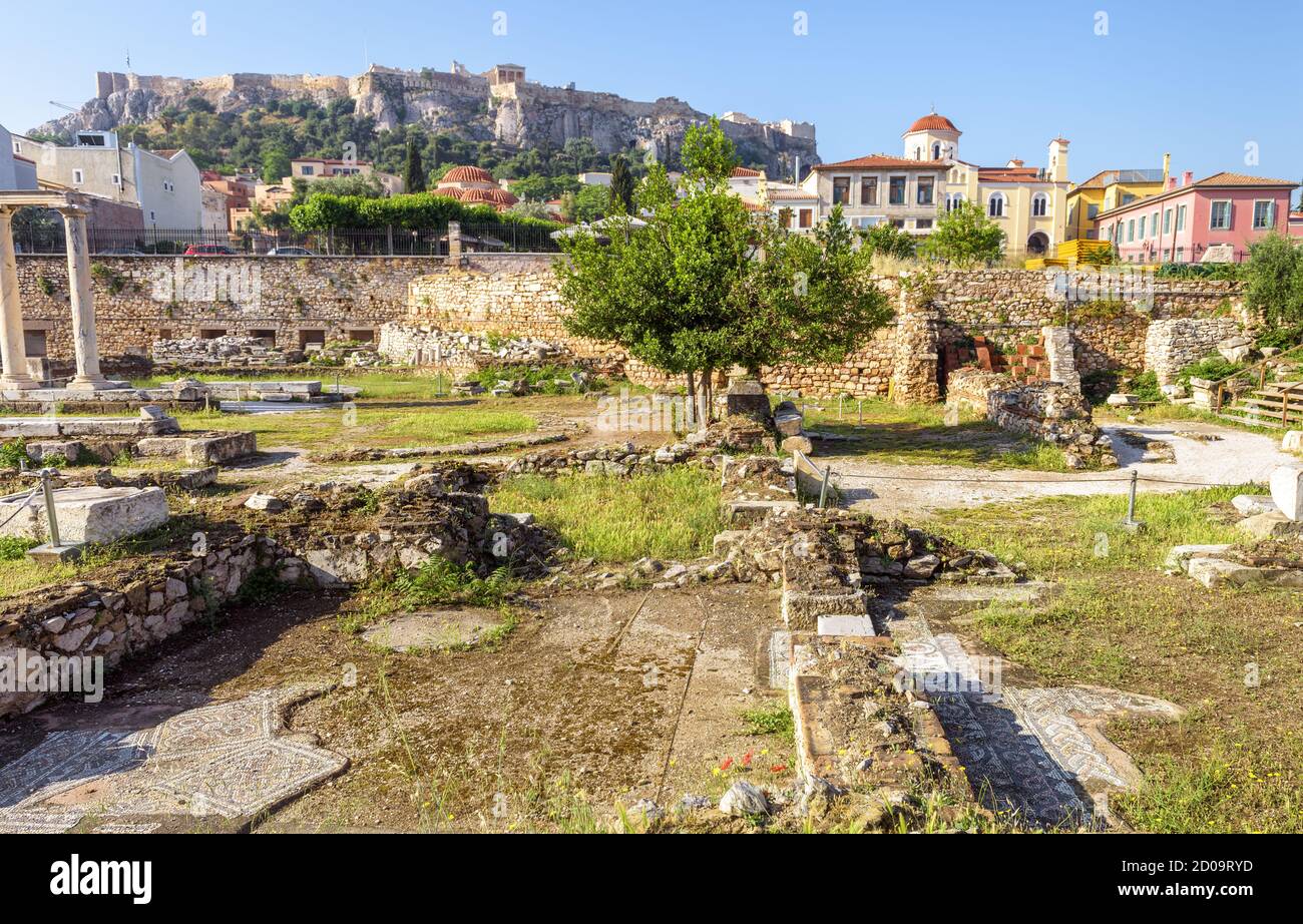 Hadrian`s Bibliothek mit Blick auf die berühmte Akropolis, Athen, Griechenland. Stadtlandschaft mit antiken griechischen Ruinen im Plaka-Viertel im Stadtzentrum von Athen. Dies Stockfoto